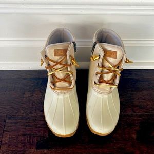 Sperry cream and gold rain boots. Used but in good condition. Size 7